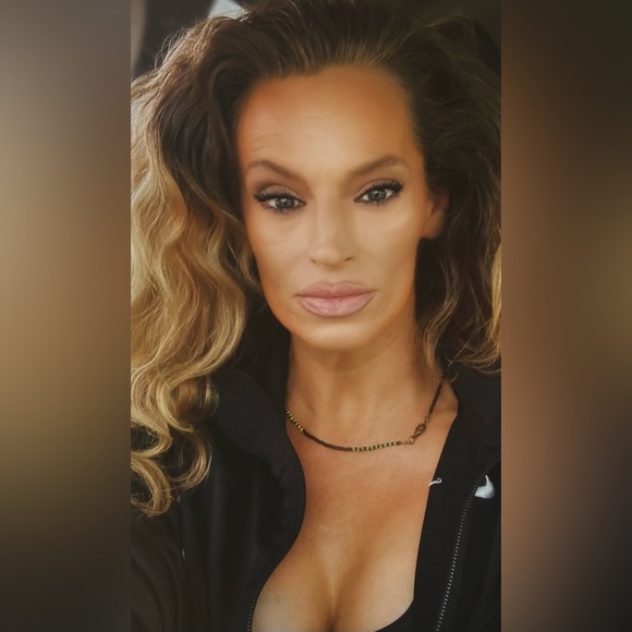 Meet your Posher, Danielle - Picture 2 of 2